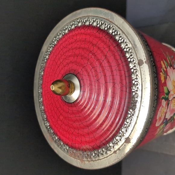 VGT,Floral Hollywood Regency Urn Shaped Red Decorative Tin with Lid. - Picture 3 of 11